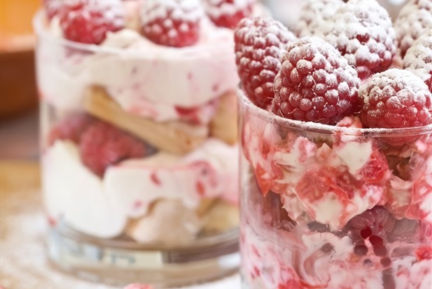 Печеный десерт из замороженных фруктов с маскарпоне