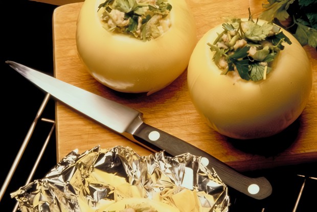 Печеный фаршированный лук с каштанами и цедрой мандарина