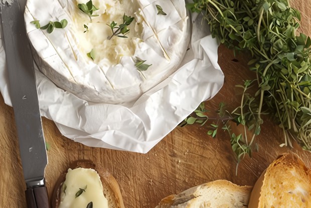 Печеный камамбер с тимьяном, чесноком и чесночным хлебом