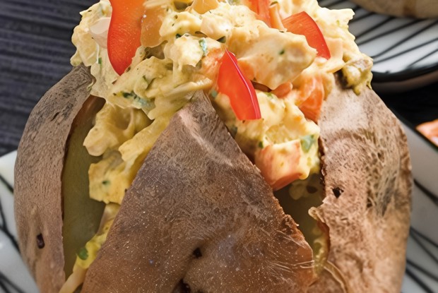 Печеный картофель на гриле с кремом из авокадо