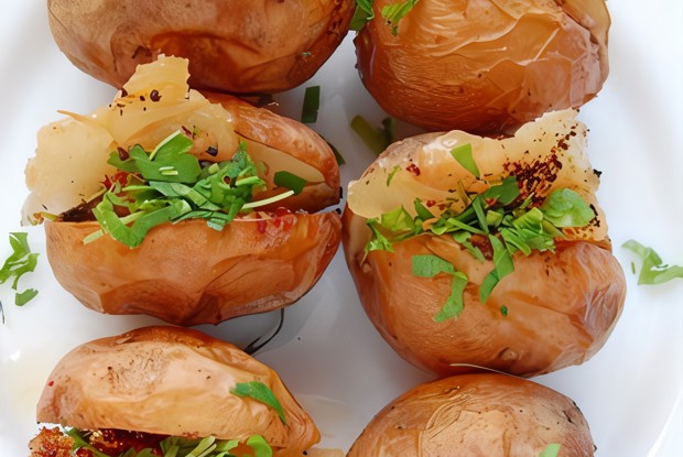 Печеный картофель с салатом и прошутто