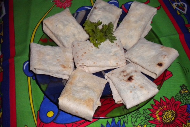 Печеный лаваш с сыром, чесноком и зеленью