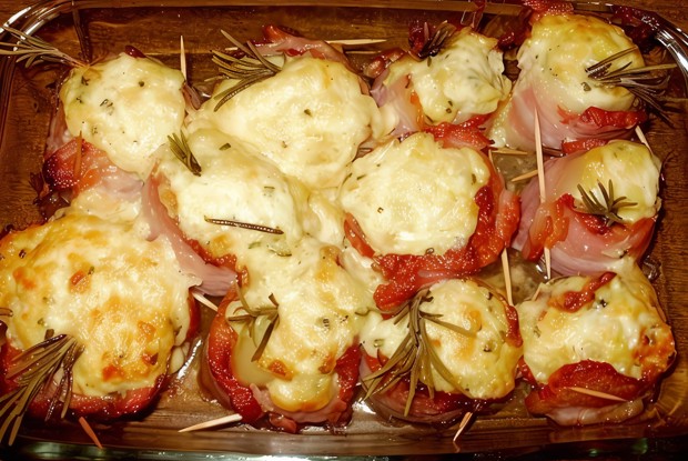 Печеный лук в беконе