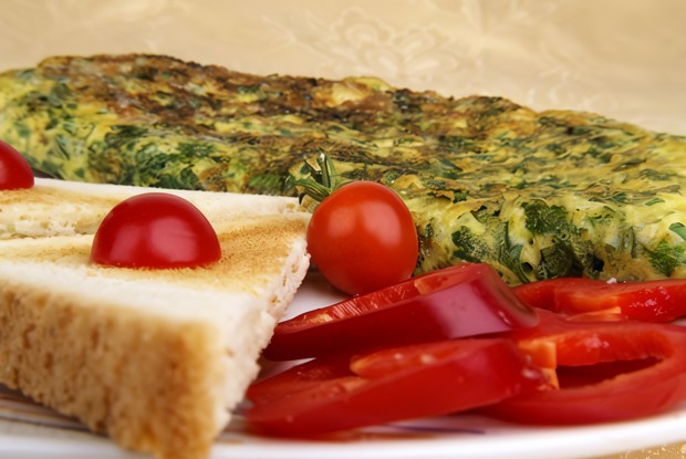 Печеный омлет с грюйером и шнитт-луком