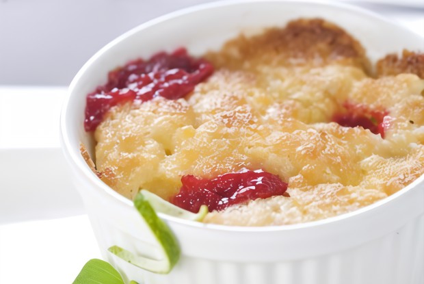 Печеный заварной крем с малиной