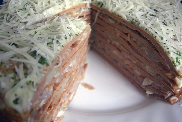 Печеночный торт с чесноком