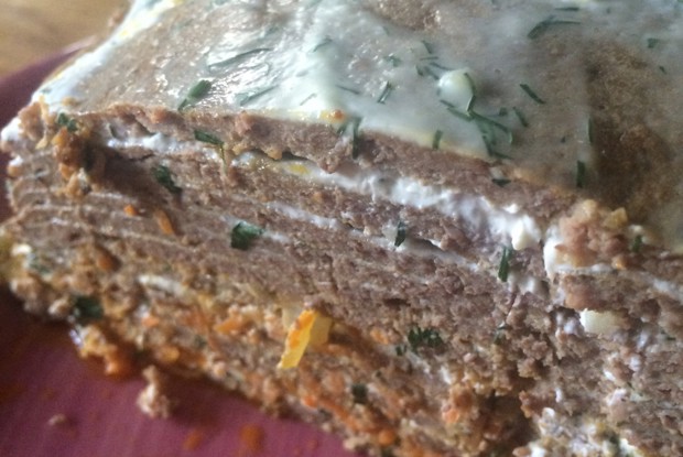 Печеночный торт со сметанным соусом