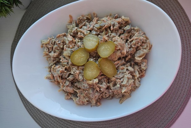 Печеночный салат с солеными огурцами