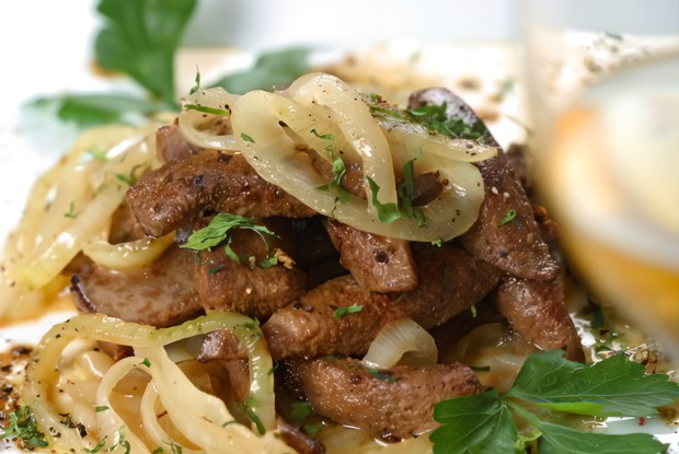 Печеное говяжье филе с карамелизованным луком и кремом из хрена