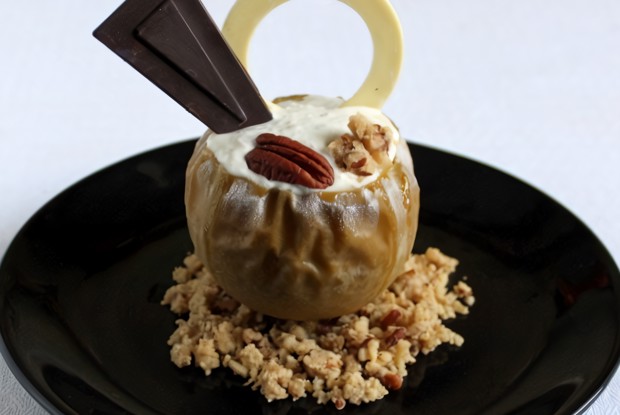 Печеное яблоко с кремом из голубого сыра и крамблом из ореха пекан