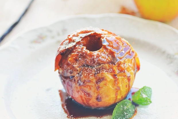 Печеное яблоко с медом