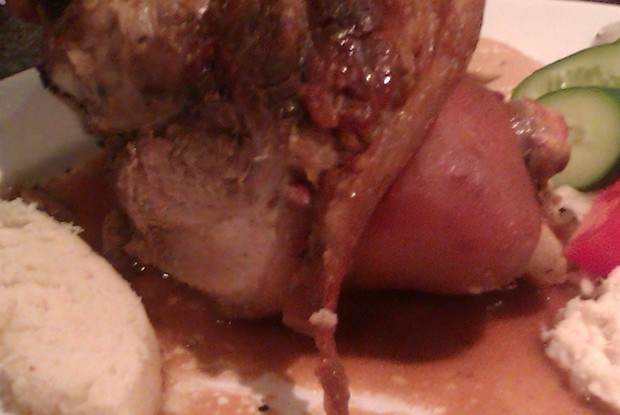 Печеное веперево колено (запеченная свиная рулька)