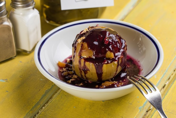 Печеное яблоко с медом, изюмом и курагой