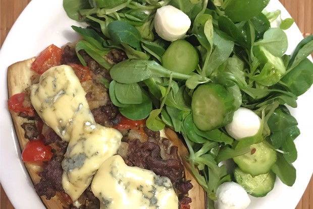 Печеные баклажаны с фаршем и сыром дор-блю