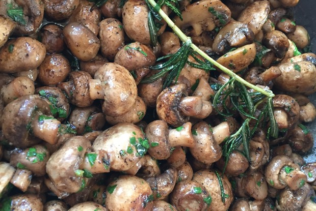 Печеные грибы со сливочным маслом и розмарином