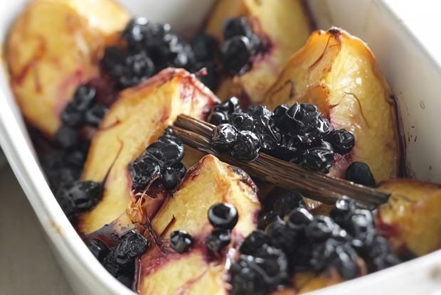 Печеные персики с ягодами