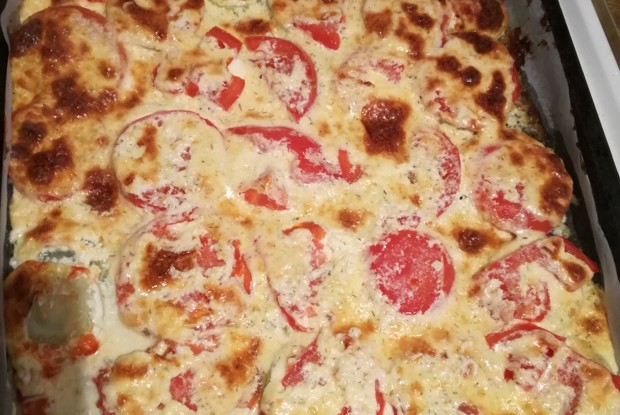 Печеные сырные кабачки с помидорами и чесночным соусом