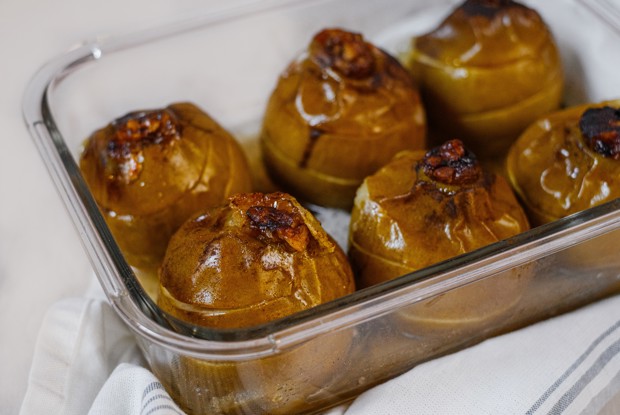 Печеные яблоки с медом и курагой