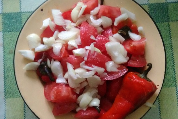 Печеный красный перец с розовыми помидорами и луком по-болгарски