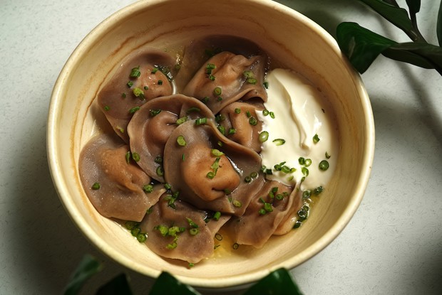 Пельмени из гречневой и черемуховой муки с крабом и сливочным сыром