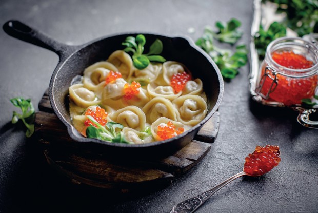 Пельмени с копченым лососем в сливочном соусе