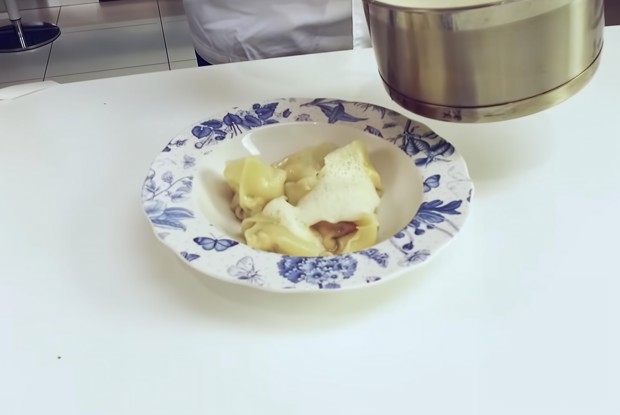 Пельмени с лососем и соусом из березового  сока