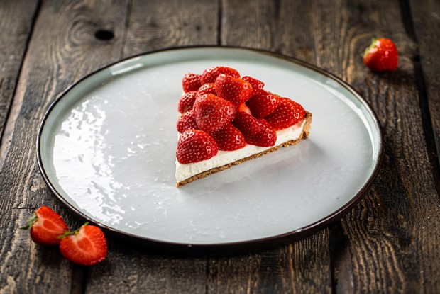 Песочный пирог с клубникой