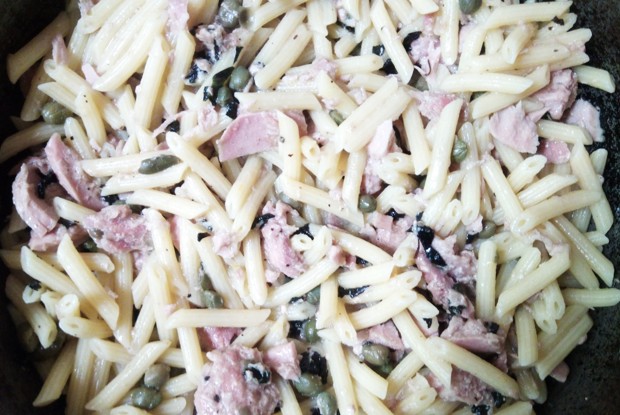 Пене с базиликом, тунцом и каперсами
