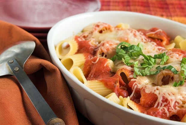 Пенне ригате с моцареллой и соусом из свежих помидоров