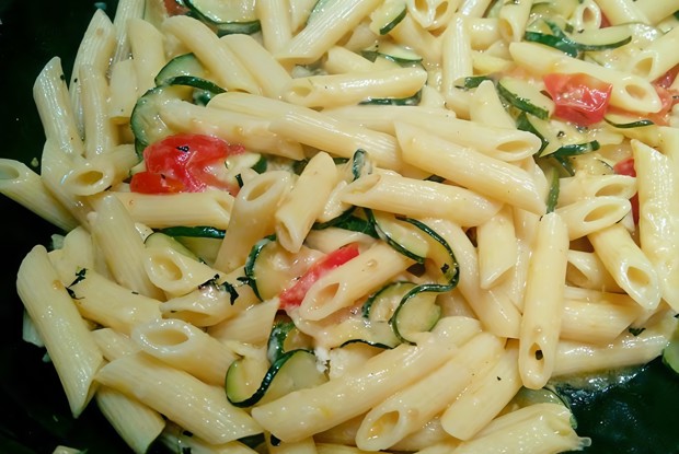 Пенне с цукини и домашним сыром