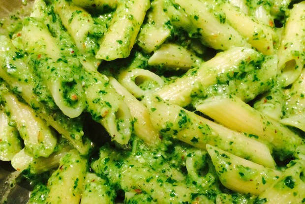 Пенне с песто из базилика и рукколы с фундуком
