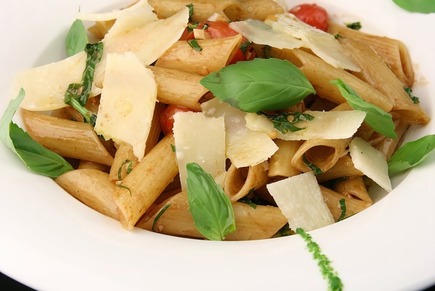 Пенне с помидорами черри, пармезаном и бальзамическим соусом