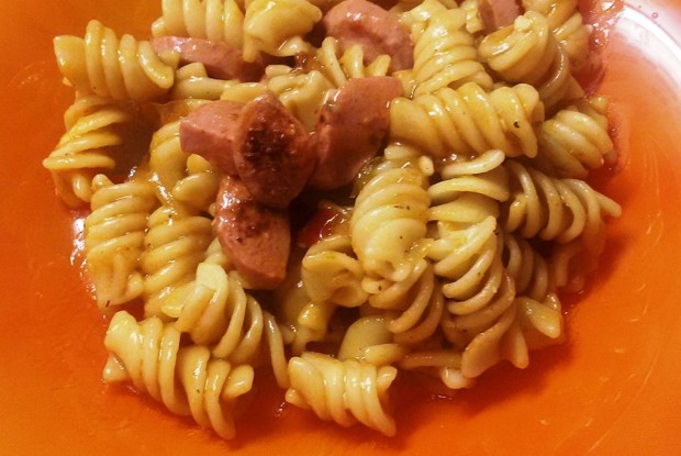 Пенне в томатном пряном соусе с сосисками
