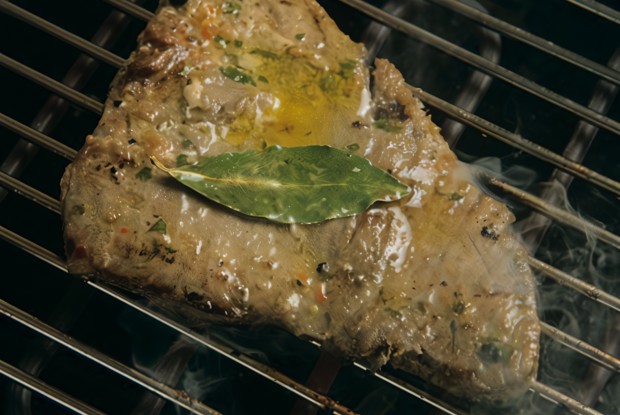 Перченые стейки из тунца с заправкой из васаби