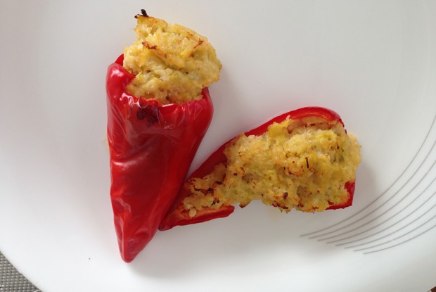 Перцы чили фаршированные яйцами, пореем и креветками