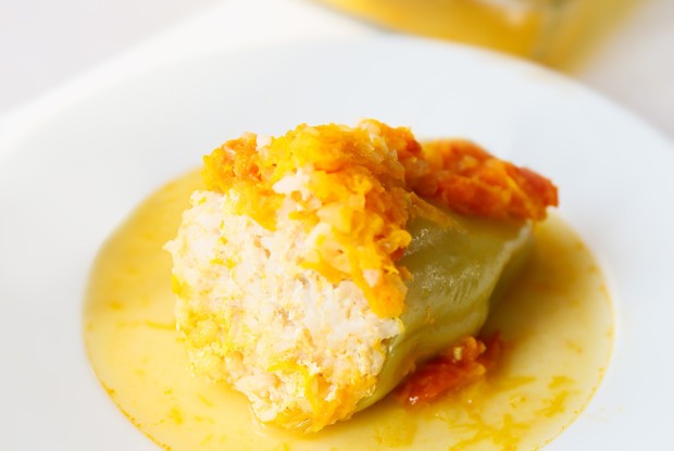 Перцы фаршированные куриным фаршем и рисом