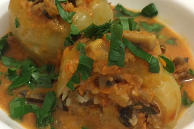 Перцы фаршированные мясом с шампиньонами в томатном соусе