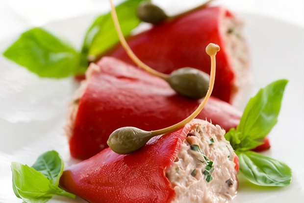 Перцы фаршированные тунцом и каперсами