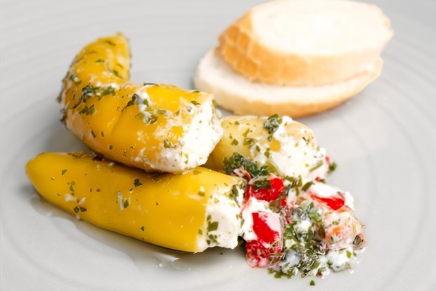 Перцы халапеньо фаршированные маскарпоне, в беконе на гриле