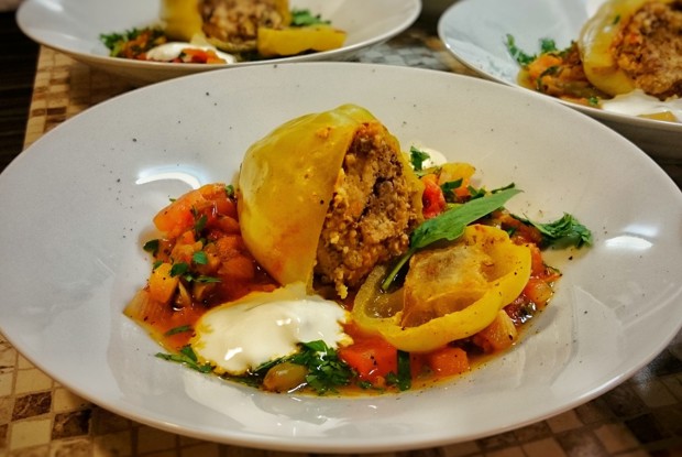 Перцы фаршированные печенью и мясом индейки с овощной сальсой