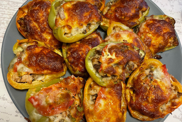 Перцы, запеченные с куриным фаршем под сырной корочкой