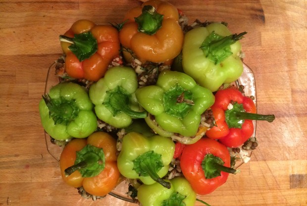 Перец, фаршированный запеченными овощами с рисом и чечевицей