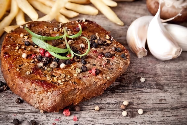 Перечный стейк с фри-картофелем