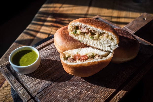 Перемячи с бараниной, сулугуни и авокадо