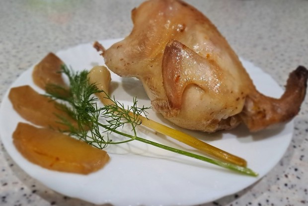 Перепел в духовке с яблоком