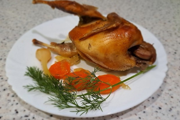 Перепел в духовке с укропом, морковью и луком