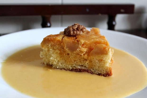 Перевернутый яблочный пирог с апельсиновым соусом сабайон