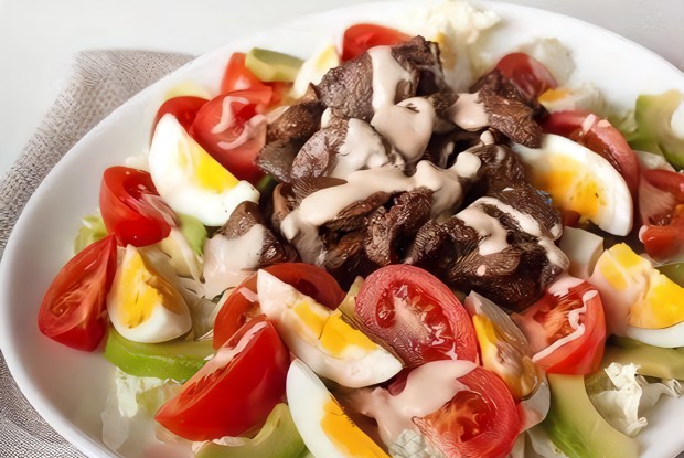 Перигорский салат с куриной печенью и овощами