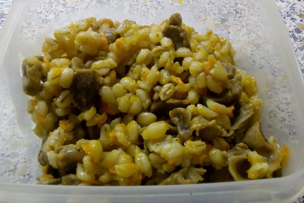 Перловая каша с куриными желудками в мультиварке