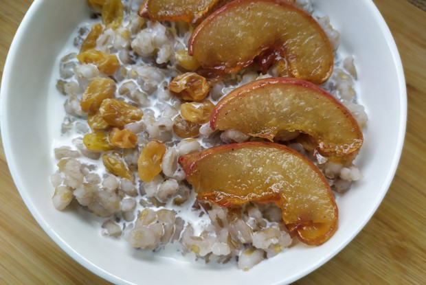 Перловая каша со сливками, изюмом и грушей в карамели